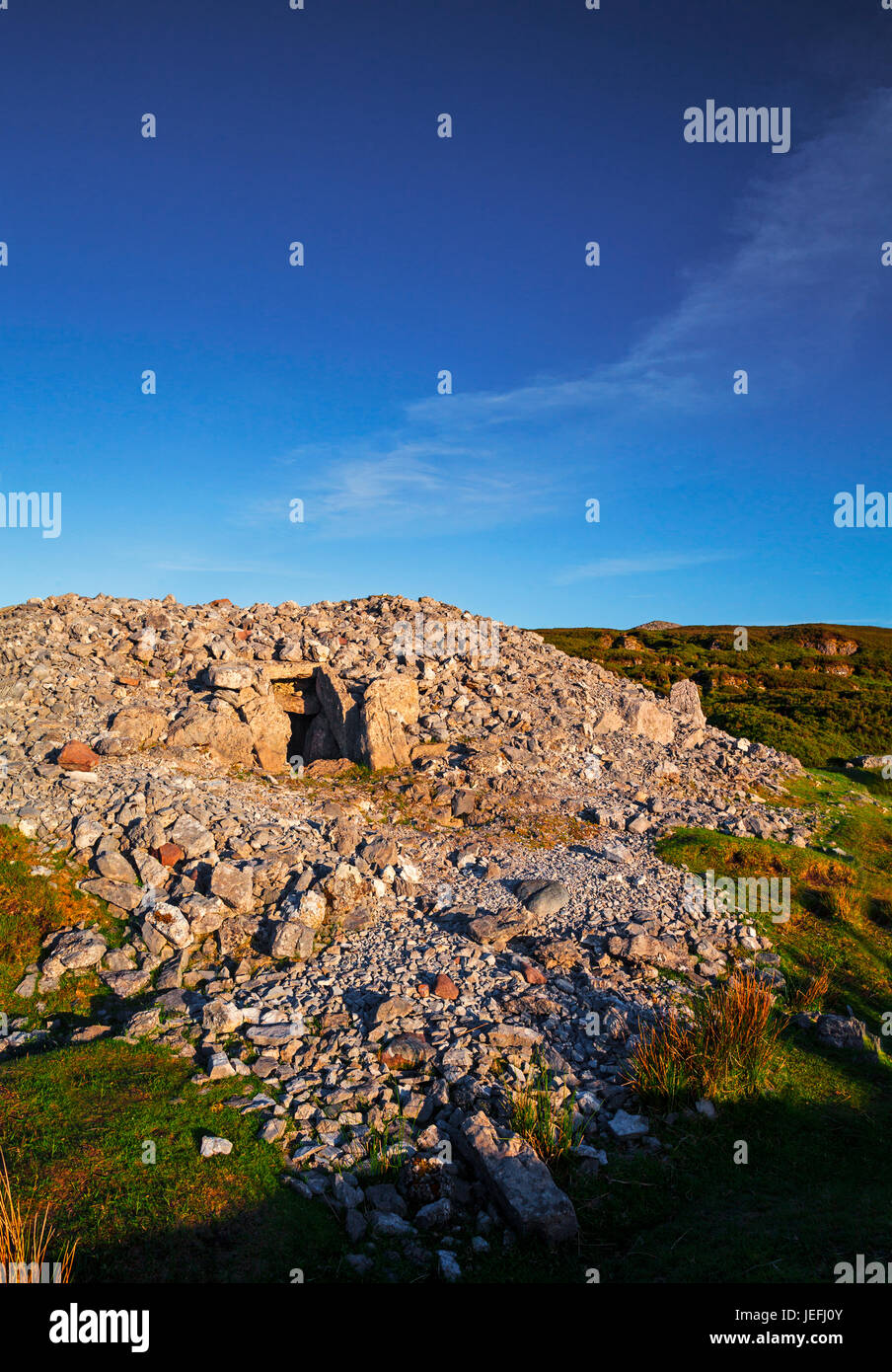 Carrowkeel es un 5000+ años paso Neolítico tumba del cementerio de Lough Flecha arriba en las montañas de Bricklieve en el condado de Sligo, Irlanda Foto de stock