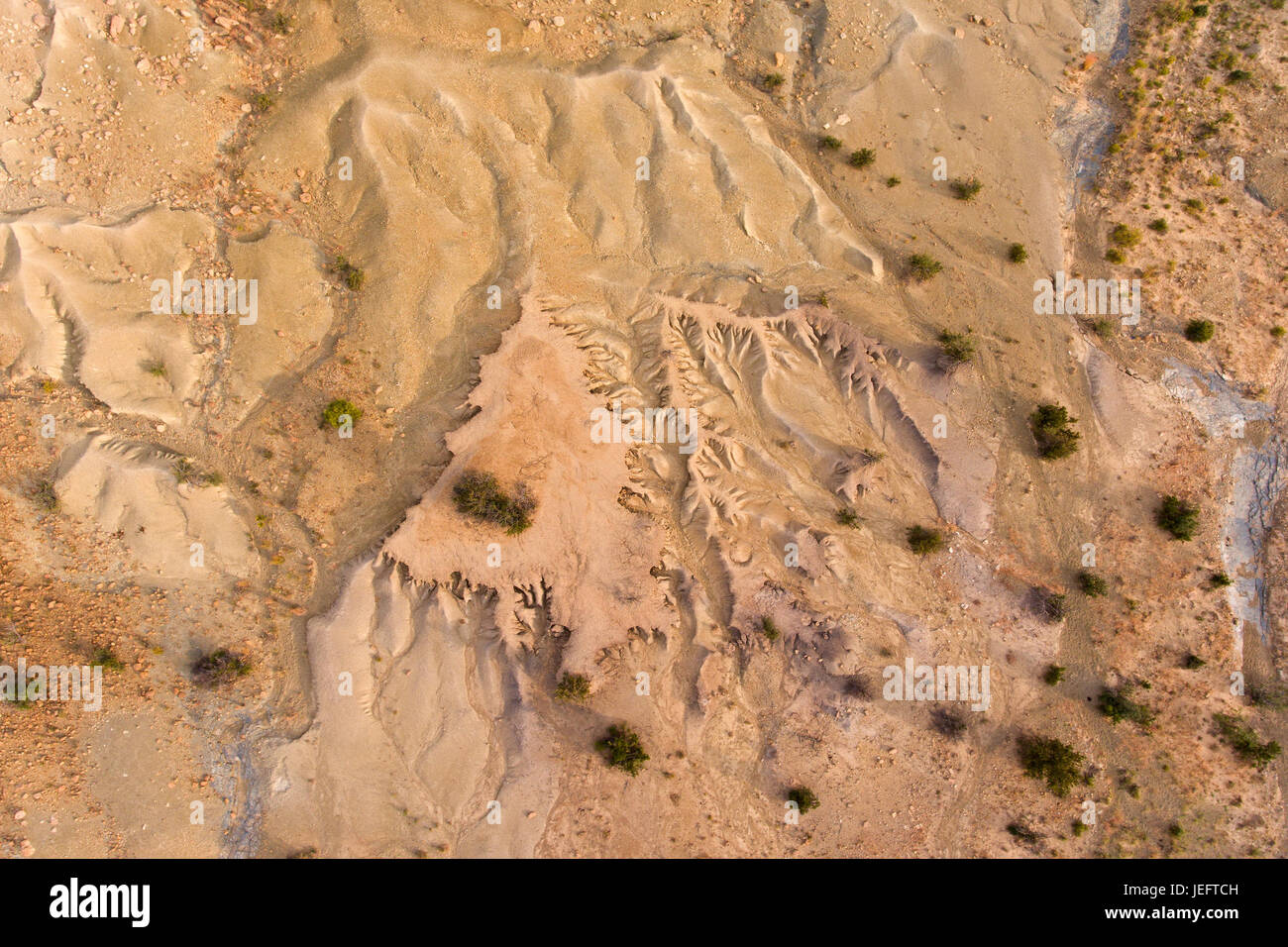 Vista aérea de una grave erosión del suelo en una región árida de Sudáfrica Foto de stock