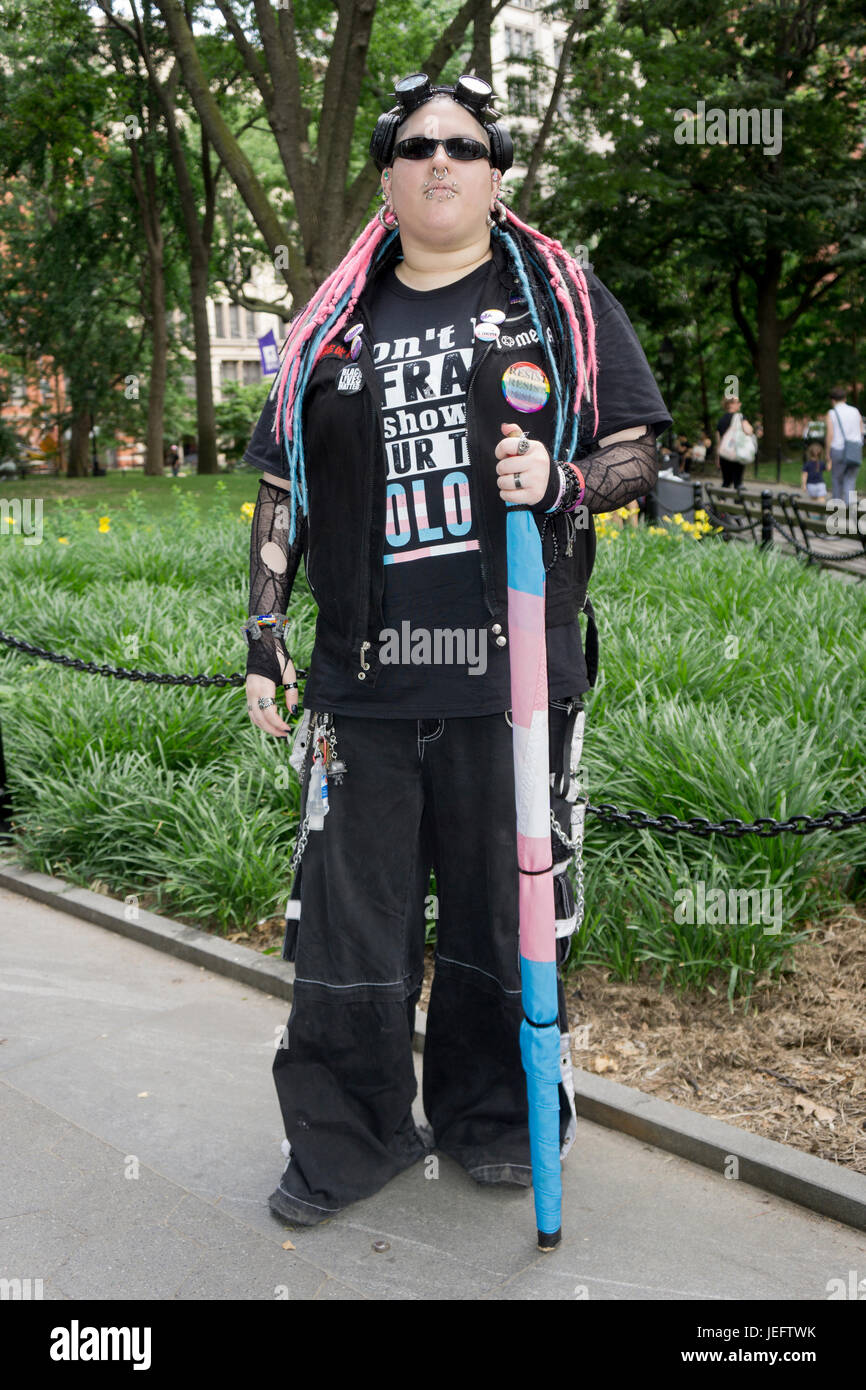 Plantea el retrato de un hombre transgénero con coloridas extensiones de cabello que está viviendo como una mujer. En el Día de Acción Trans rally en Greenwich Village, Nueva York Foto de stock