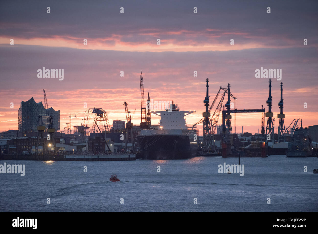 Hamburgo, Alemania, el horizonte desde el puerto de Hamburgo con la Elbphilharmonie Foto de stock