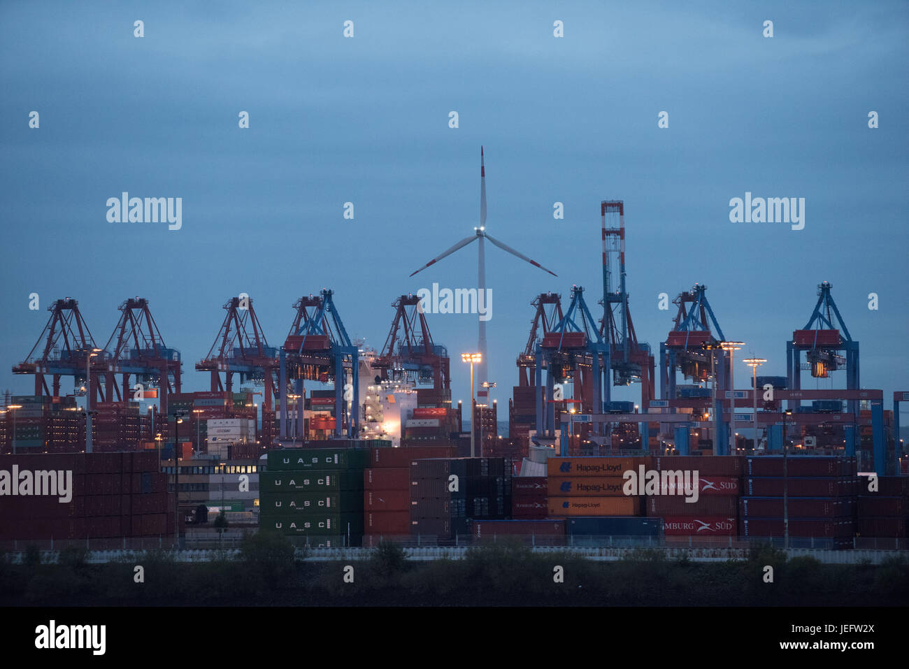 Hamburgo, Alemania, terminal de contenedores en el puerto de Hamburgo Foto de stock