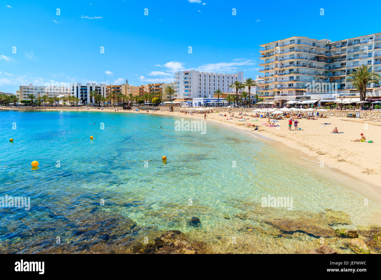 La isla de Ibiza, España - 18 de mayo de 2017: Los turistas tomando el sol en la playa de Santa Eulalia, Ibiza, España. Foto de stock