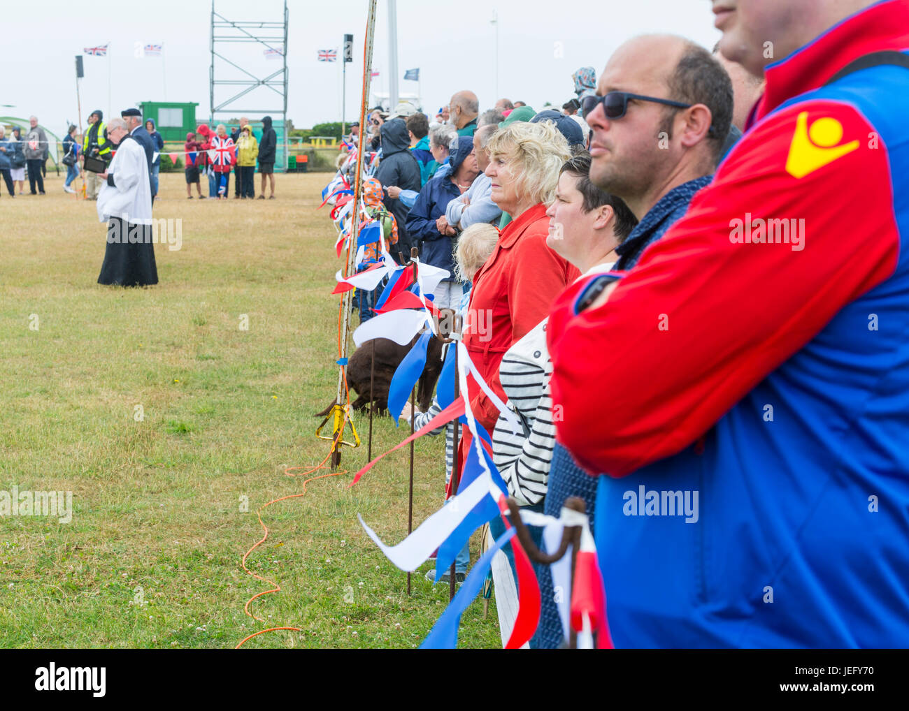 Viendo la multitud. Línea de personas viendo el evento del Día de las Fuerzas Armadas Británicas en Littlehampton, Inglaterra en junio de 2017. Foto de stock