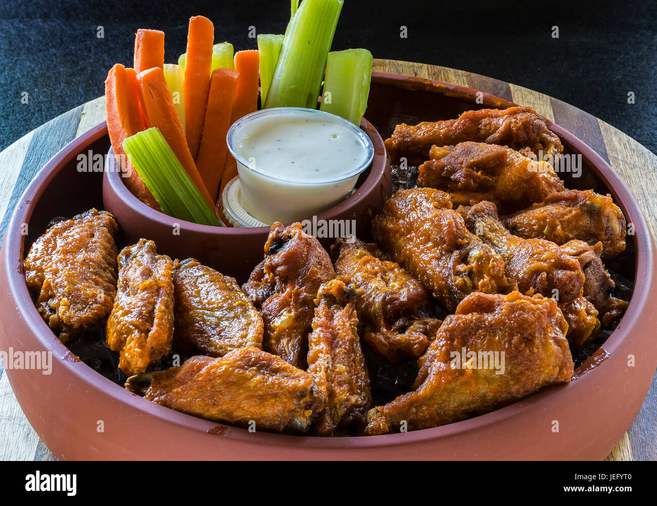 Tazón de buffalo alitas de pollo con apio, zanahoria ,aderezo ranchero  Fotografía de stock - Alamy
