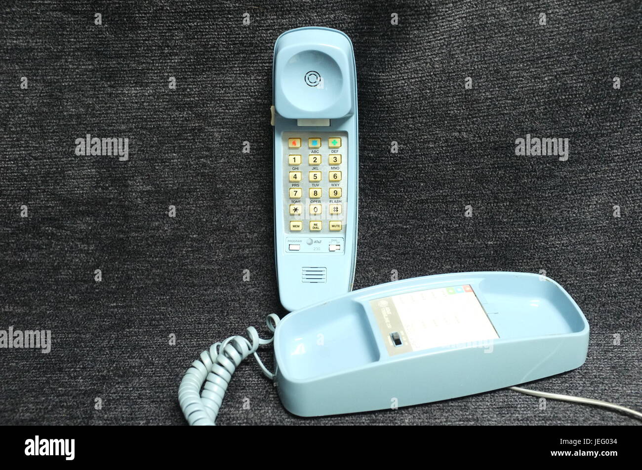 Vintage teléfono de pared con cable azul 90s Foto de stock
