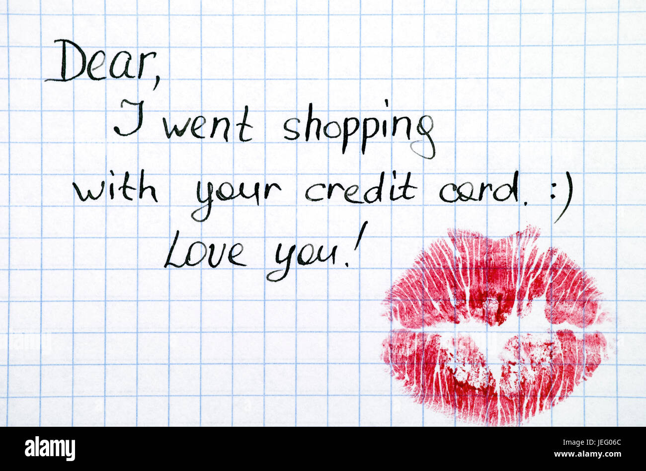 Nota: Queridos, he ido de compras con su tarjeta de crédito. Te amo! Con el beso. Foto de stock