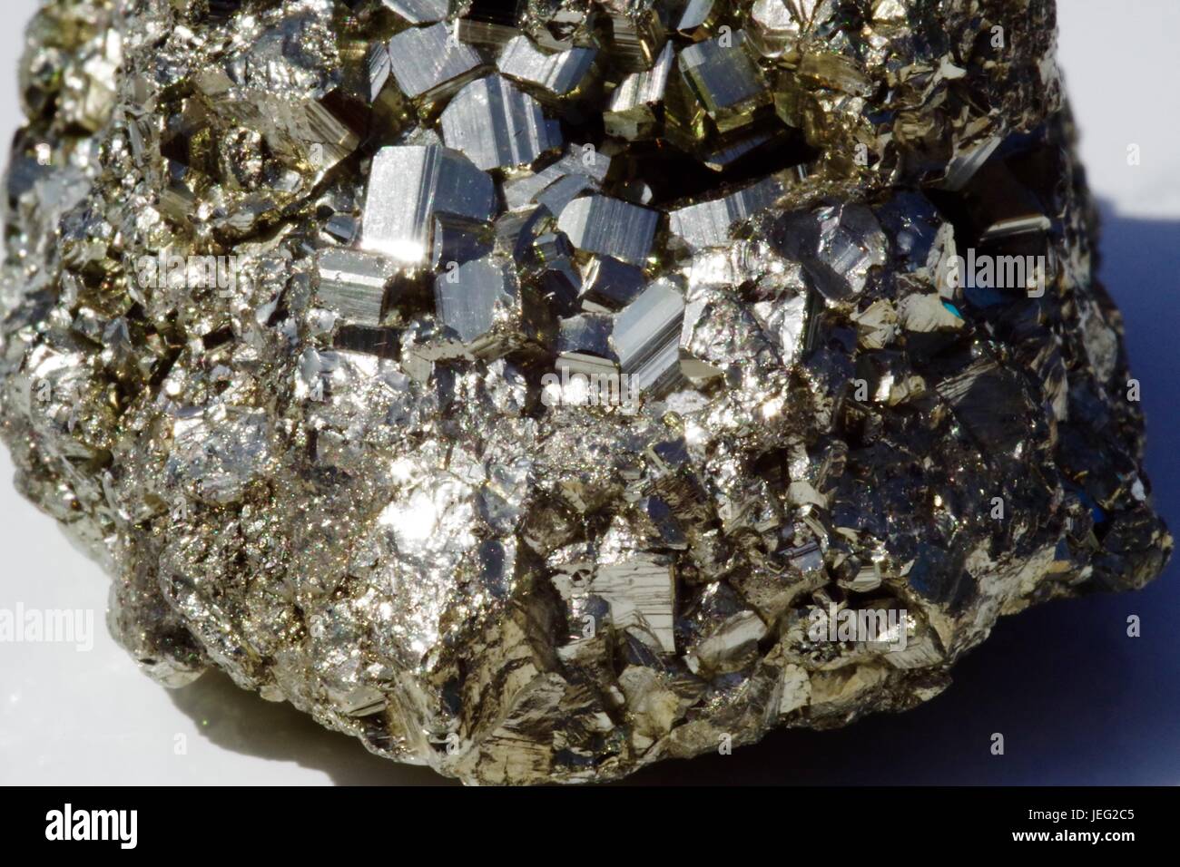 Oro de Fool, Pirita de Hierro, (Sulfuro de Hierro), (FeS₂), Mineral. Foto  macro. Reino Unido, junio de 2017 Fotografía de stock - Alamy