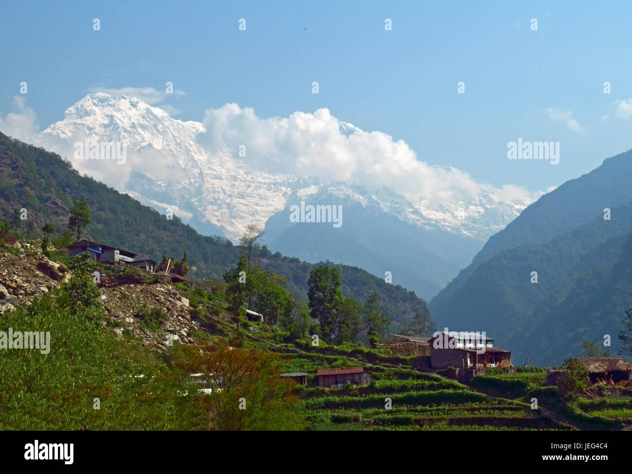 Aldea en las montañas del Himalaya. Annapurna Base Camp vía. Foto de stock