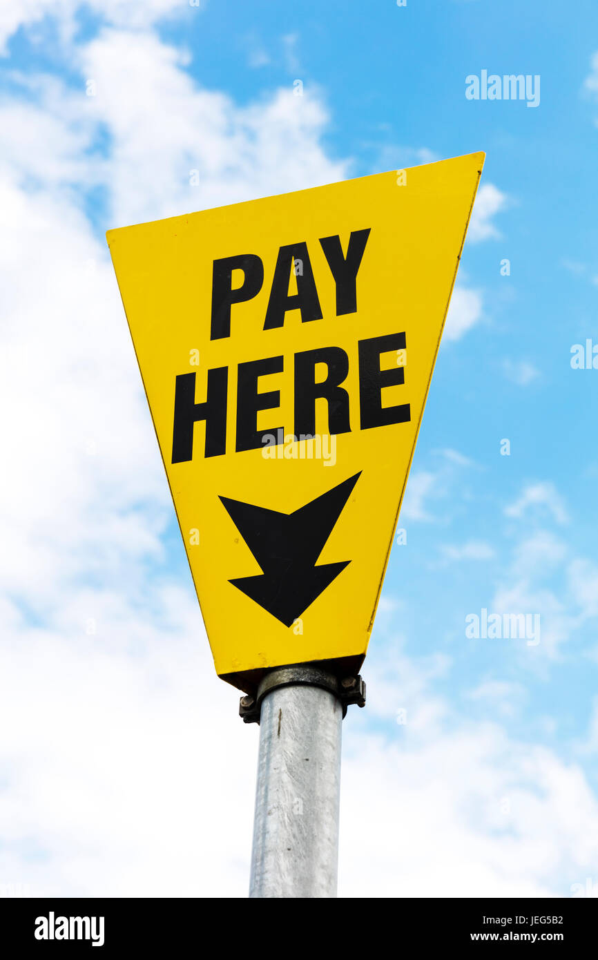 Pagar aquí, paga aquí firmar, pagar aquí signos, rendir aquí el signo de  aparcamiento, pagar aquí flecha, pagar, aquí, flecha, signo, signos,  amarillo, sky, antecedentes, pago Fotografía de stock - Alamy