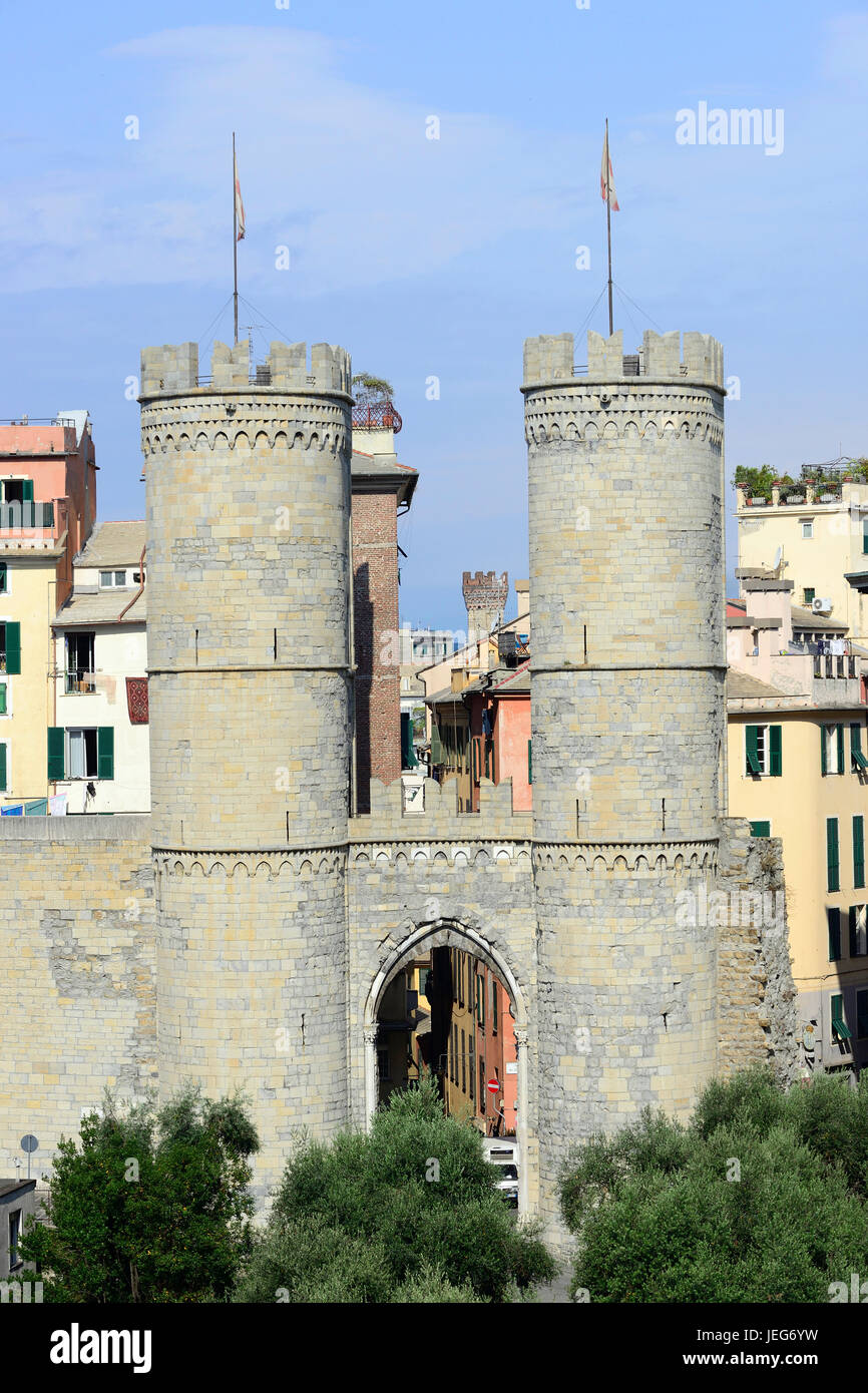 Vista panorámica de torres almenadas de Porta Soprana famosa puerta de la vieja Génova. Foto de stock