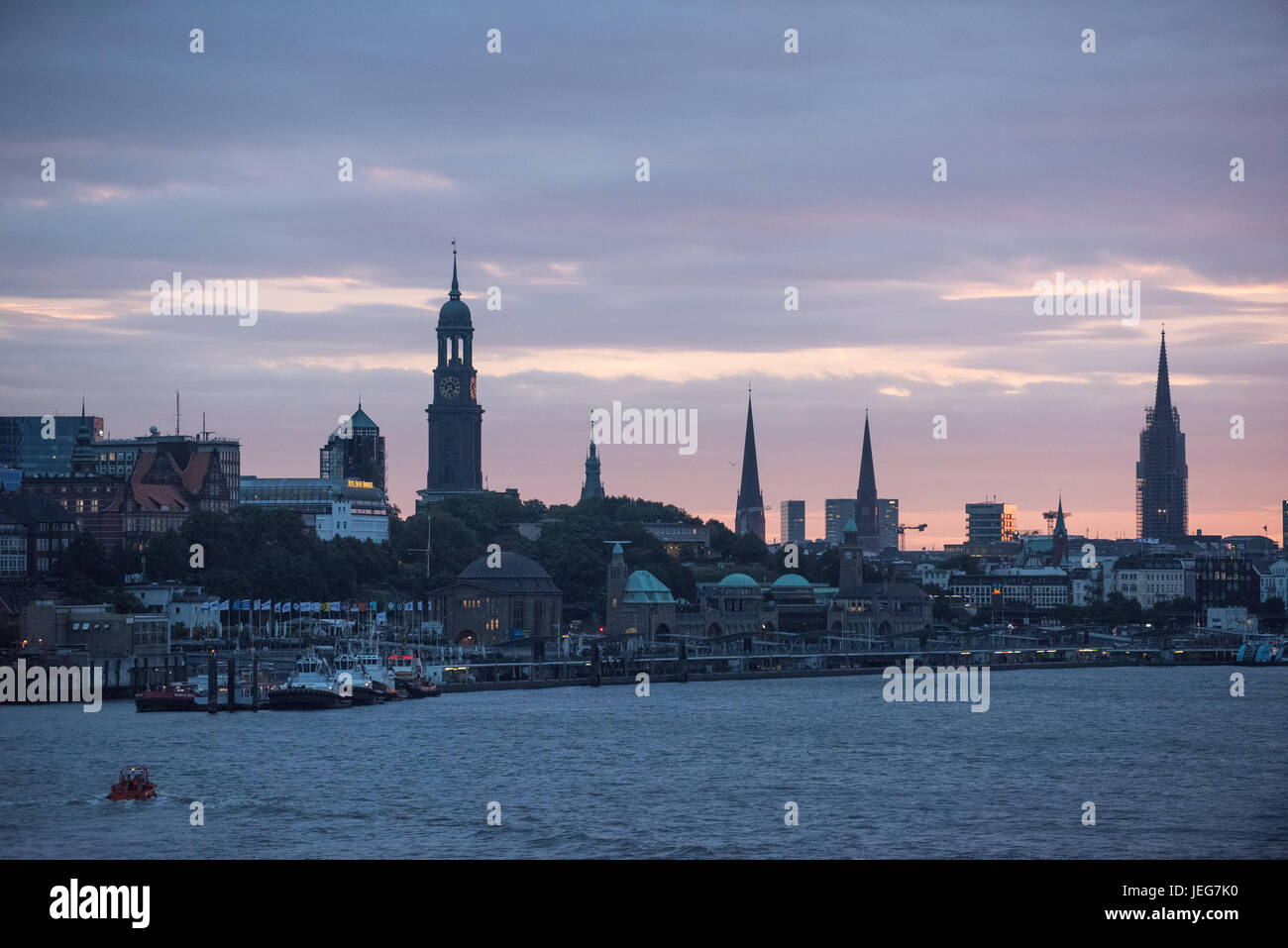 Hamburgo, Alemania, el horizonte desde el puerto de Hamburgo Foto de stock