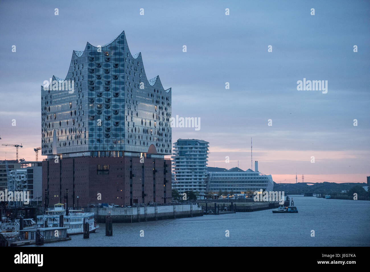 Hamburgo, Alemania, el horizonte desde el puerto de Hamburgo con la Elbphilharmonie Foto de stock