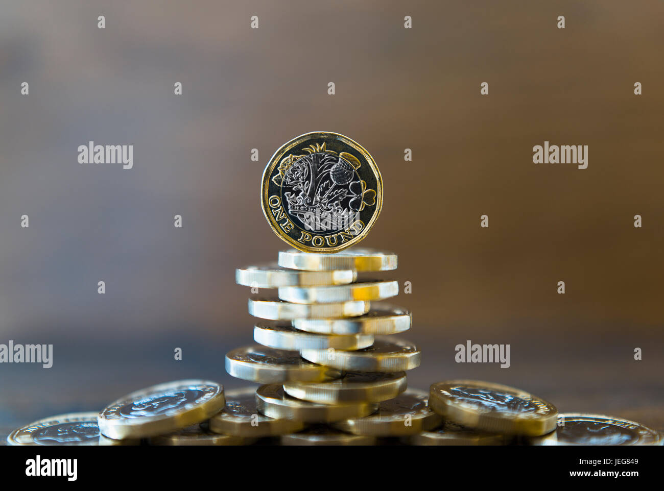 Las nuevas monedas de una libra británica Foto de stock