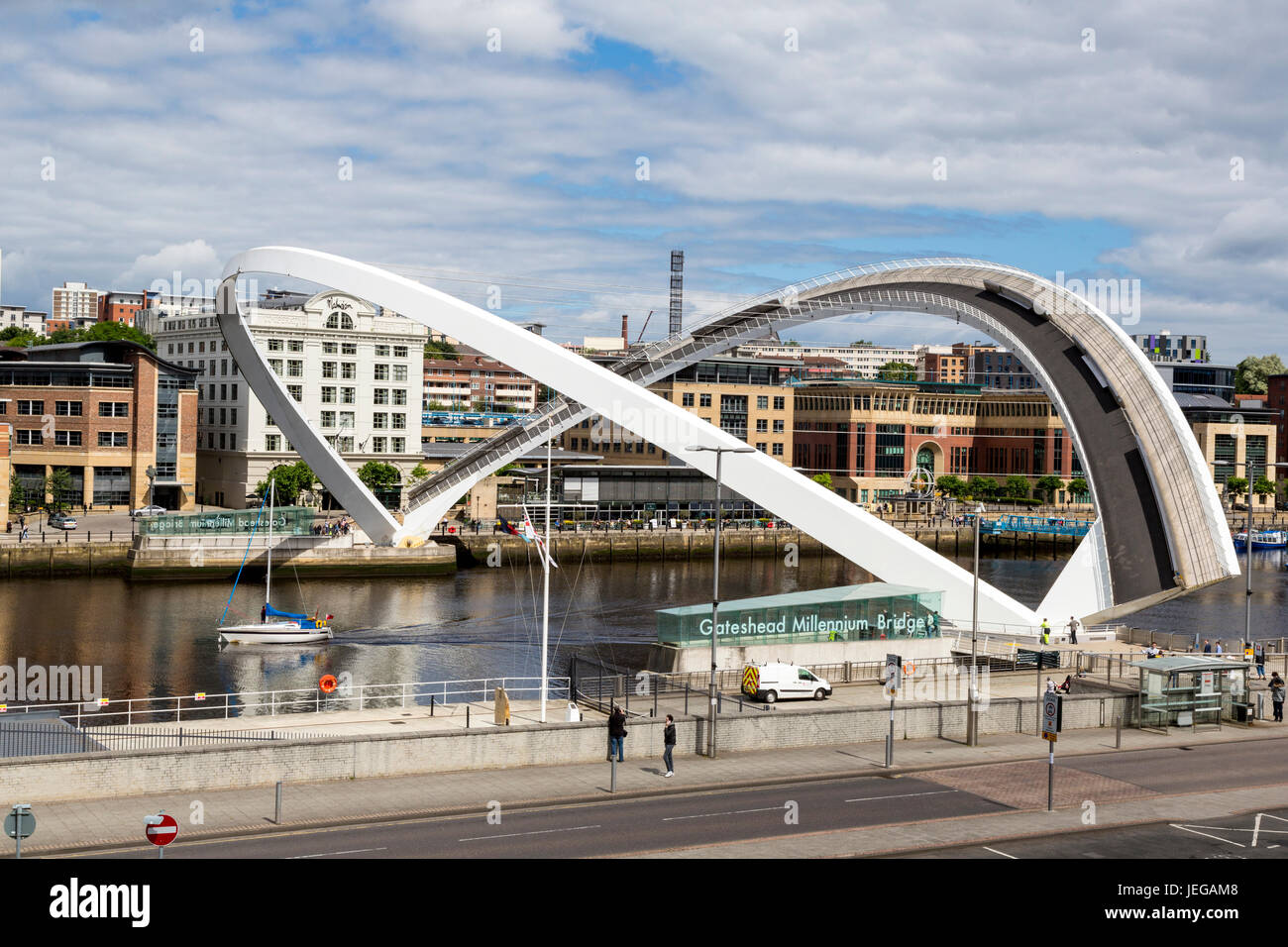 Newcastle-upon-Tyne, Inglaterra, Reino Unido. Puente del milenio de Gateshead en rotación de medio día sobre el río Tyne. Foto de stock