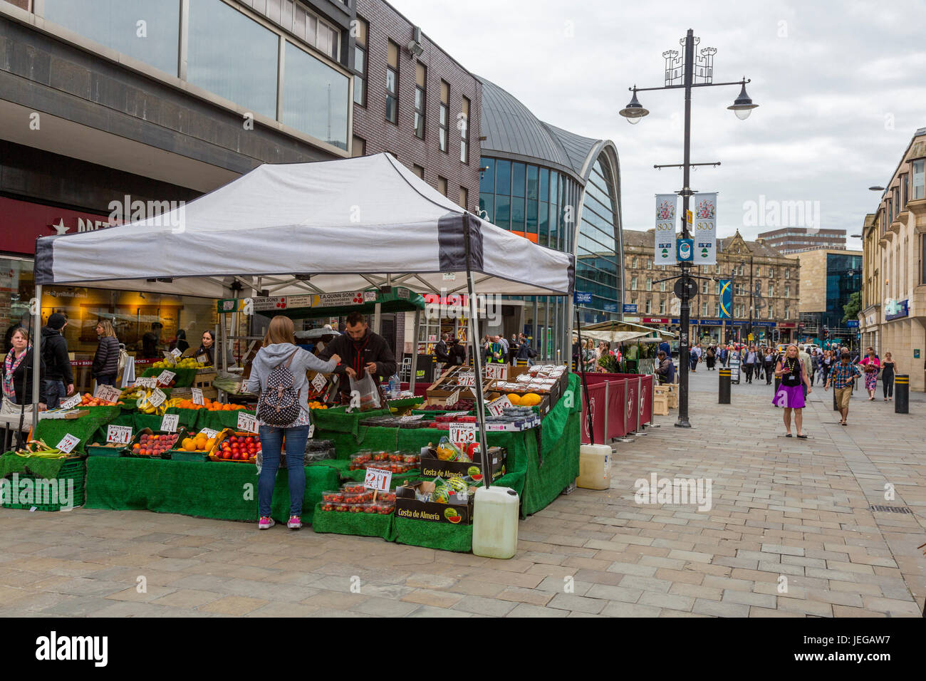 Newcastle-upon-Tyne, Inglaterra, Reino Unido. Northumberland Street puesto de frutas y Escena callejera. Foto de stock