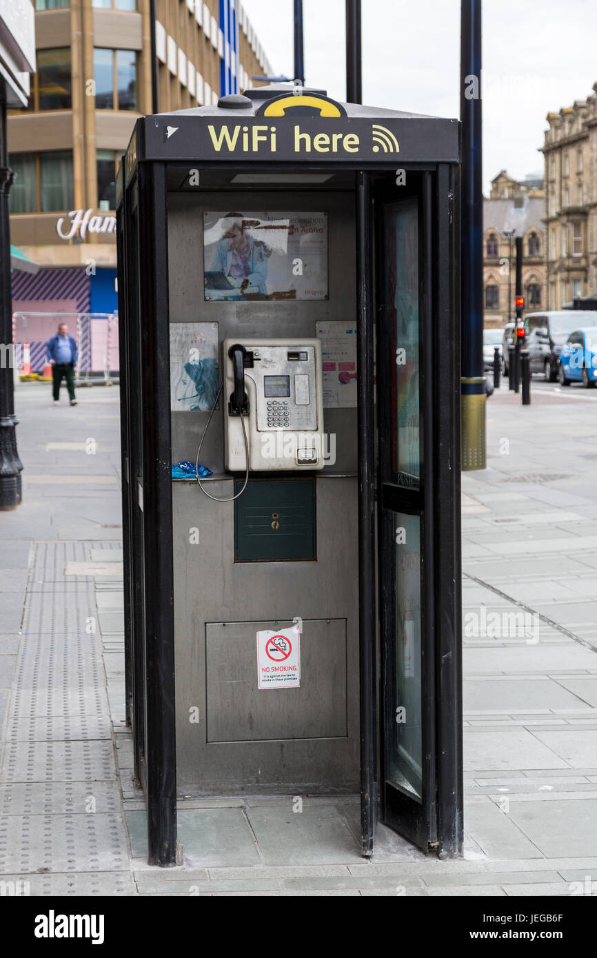 Newcastle-upon-Tyne, Inglaterra, Reino Unido. Cabina de teléfono público con WiFi. Foto de stock