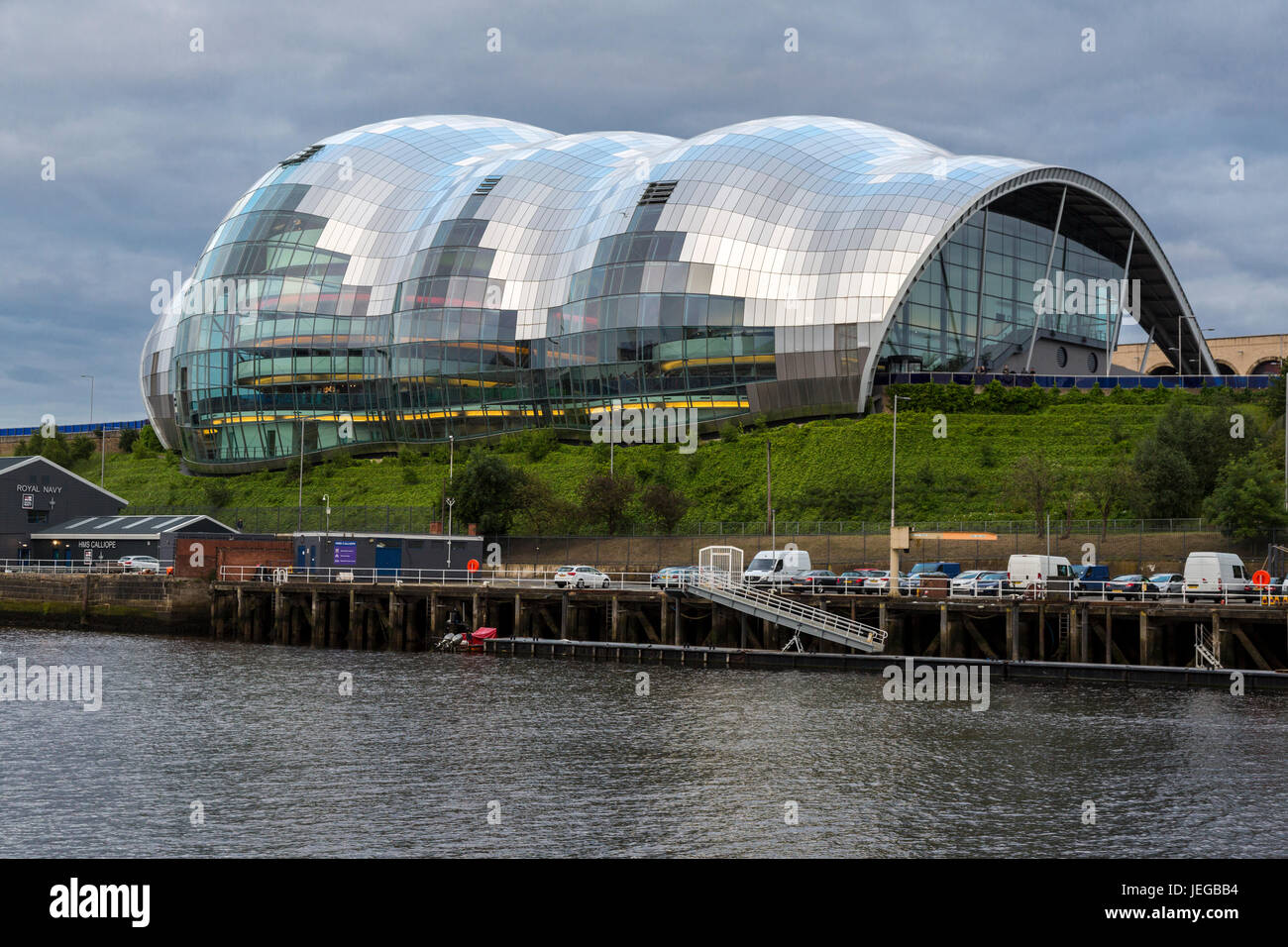 Newcastle-upon-Tyne, Inglaterra, Reino Unido. Los Conciertos de Sage Gateshead, cruzando el río Tyne. Foto de stock