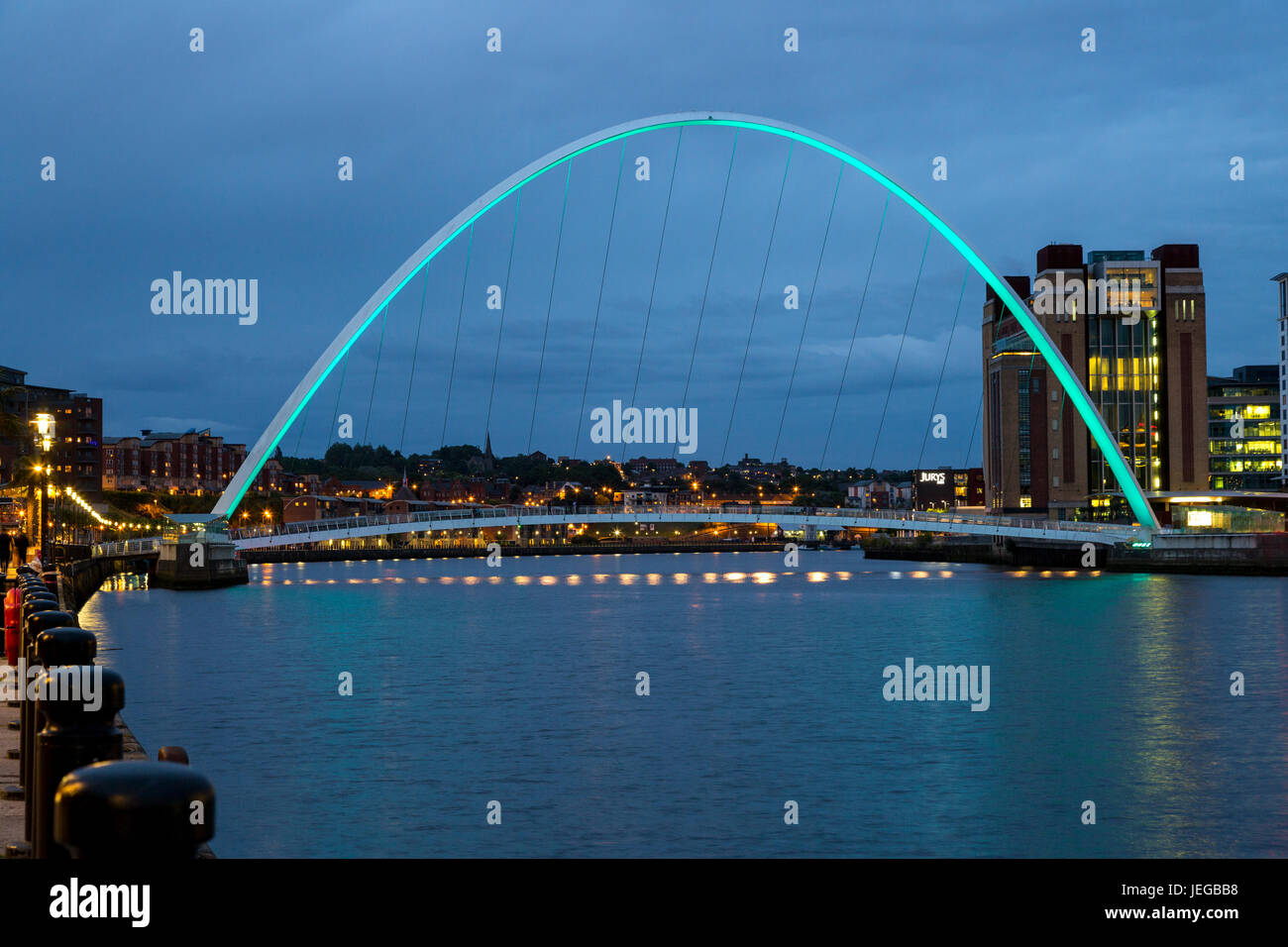 Newcastle-upon-Tyne, Inglaterra, Reino Unido. Puente Gateshead Millennium Bridge sobre el río Tyne en la noche. Foto de stock