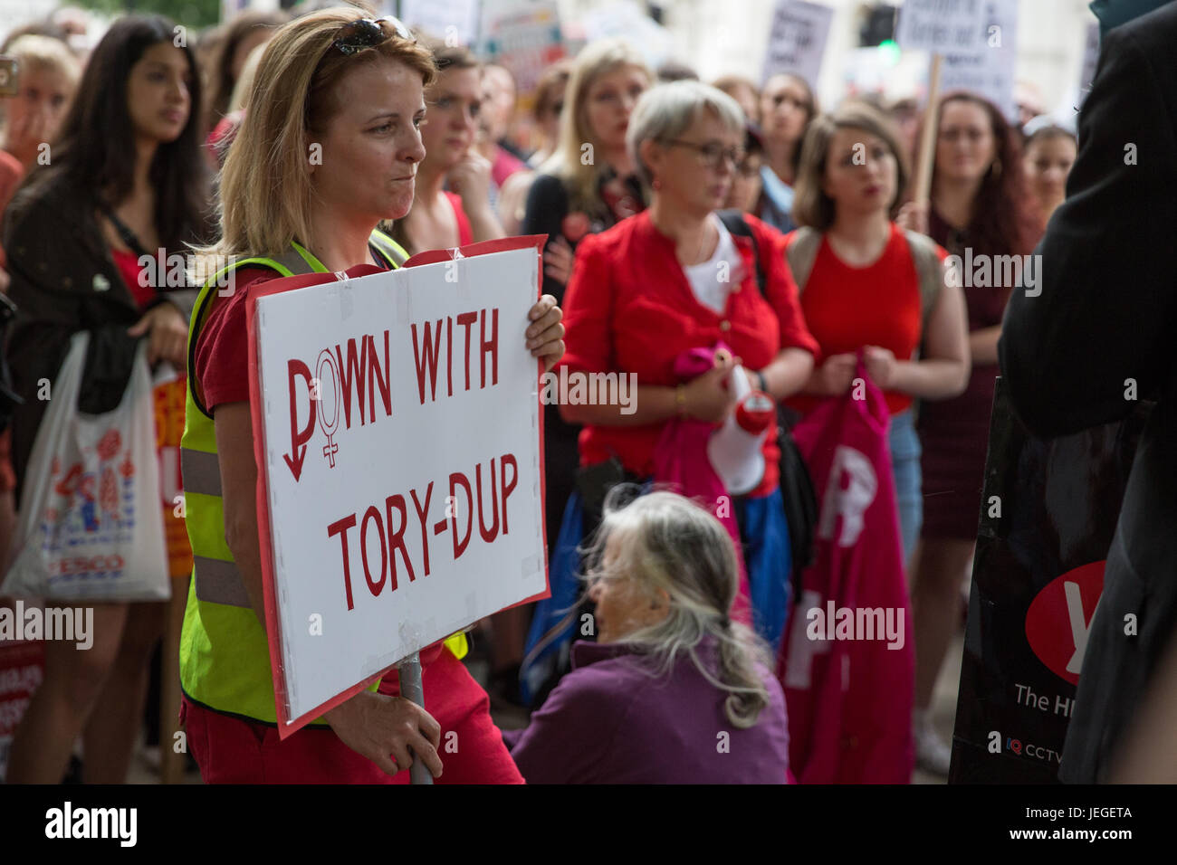 Londres, Reino Unido. 24 de junio de 2017. Las mujeres, muchos de ellos vestidos de rojo, la protesta frente a Downing Street en contra de cualquier acuerdo entre el Partido Conservador y el Partido Democrático Unionista (DUP). Las mujeres hablaron contra el DUP restricciones sobre los derechos de las mujeres y las personas LGBT y enlaces a lejos- derecho política y también en apoyo del derecho al acceso al aborto en Irlanda del Norte. Crédito: Mark Kerrison/Alamy Live News Foto de stock