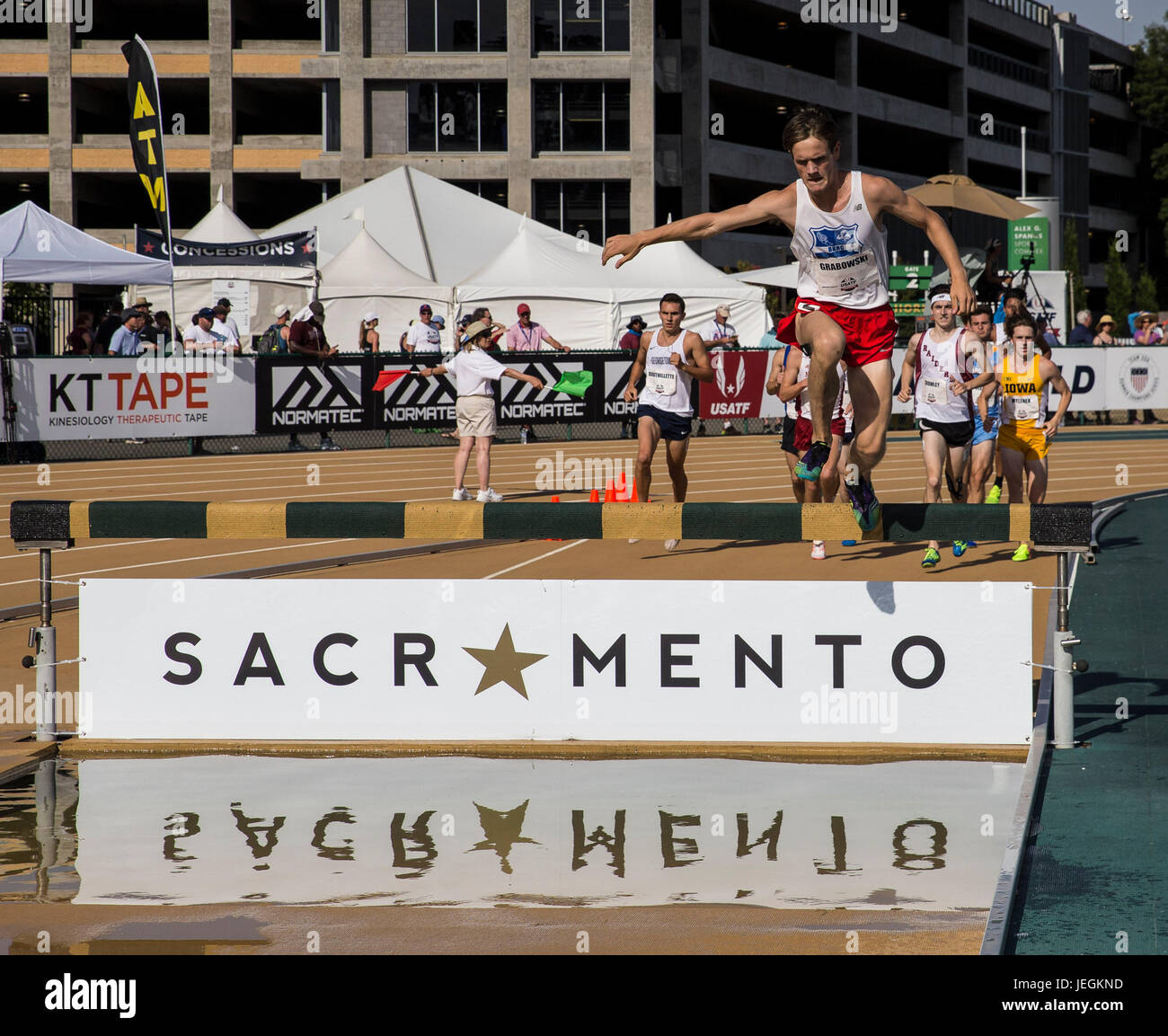 Sacramento, CA. 24 de junio de 2017. Jr 3000m de corredor de carreras de  obstáculos Michael Grabowski llevar los patines sobre el agua saltar  durante la USATF Campeonato de pista y campo
