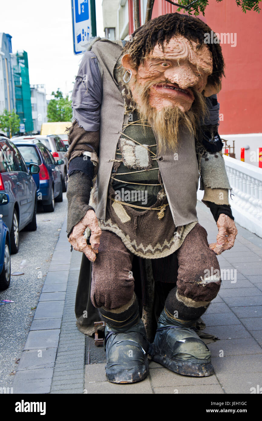 Troll fuera de una tienda turística en Reykjavik, Islandia Foto de stock