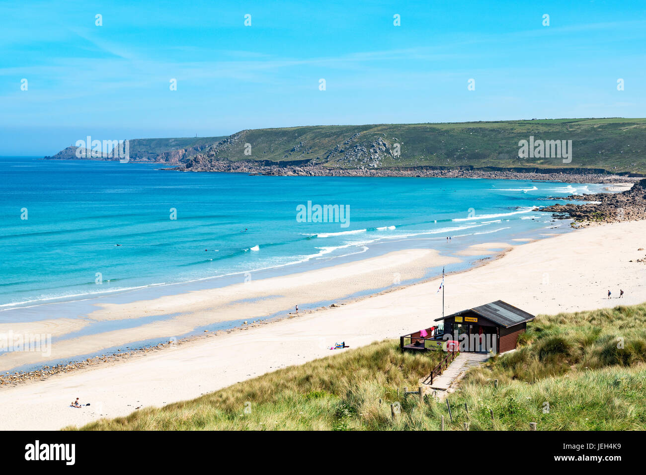 Un día soleado de verano en la playa de arena blanca en sennen cove en Cornwall, Inglaterra, Gran Bretaña, Reino Unido. Foto de stock