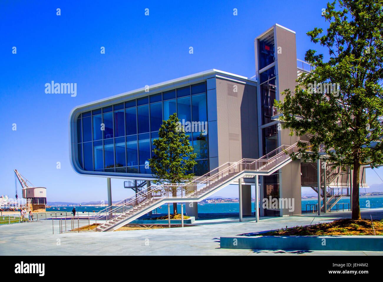 Los 70 millones de libras esterlinas Botin Arts Center en Santander, Norte de España, diseñado por el arquitecto Renzo Piano e inaugurado en junio de 2017 Foto de stock