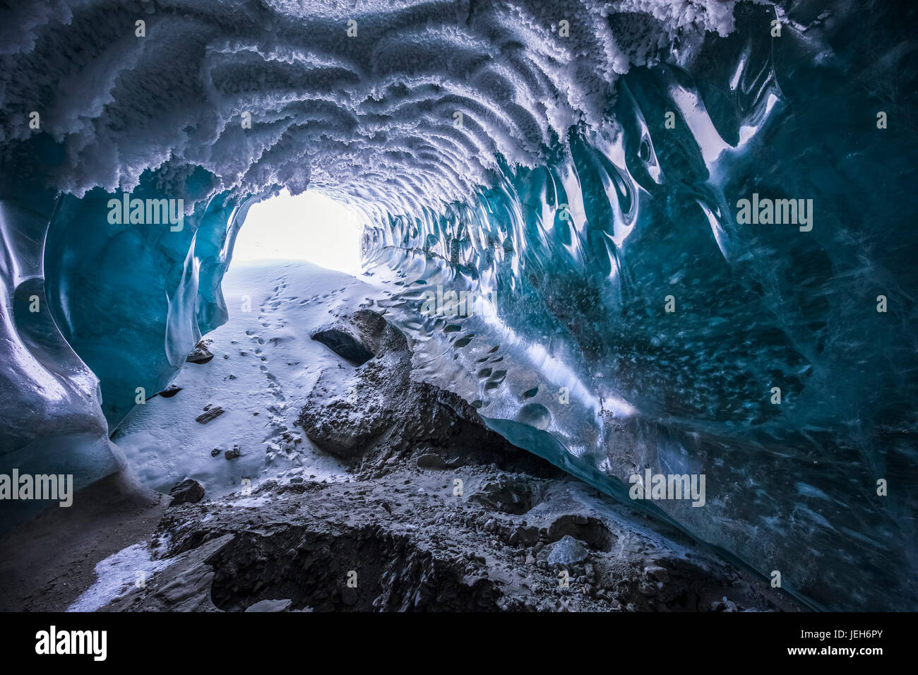 La escarcha cubre el techo de una cueva de hielo glaciar Canwell en invierno, Alaska, Estados Unidos de América Foto de stock