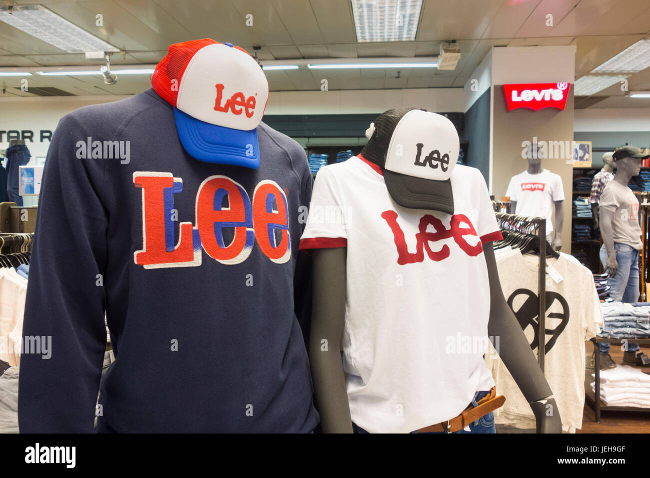 Lee Cooper y Levi ropa en grandes almacenes Fotografía de stock - Alamy