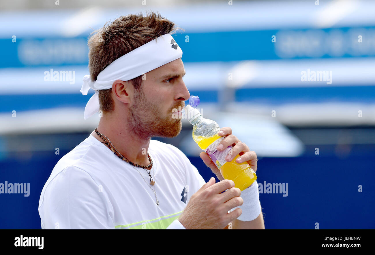 Norbert Gombos de Eslovaquia en acción contra Lucas Bambridge de Gran Bretaña durante el torneo de tenis Aegon International de Eastbourne en Devonshire Park en Eastbourne East Sussex, Reino Unido. 25 Jun 2017 Foto de stock