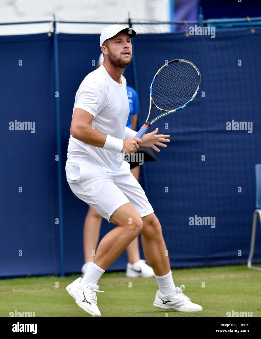 Lucas Bambridge de Gran Bretaña durante el torneo de tenis Aegon International de Eastbourne en Devonshire Park en Eastbourne East Sussex, Reino Unido. 25 Jun 2017 Foto de stock