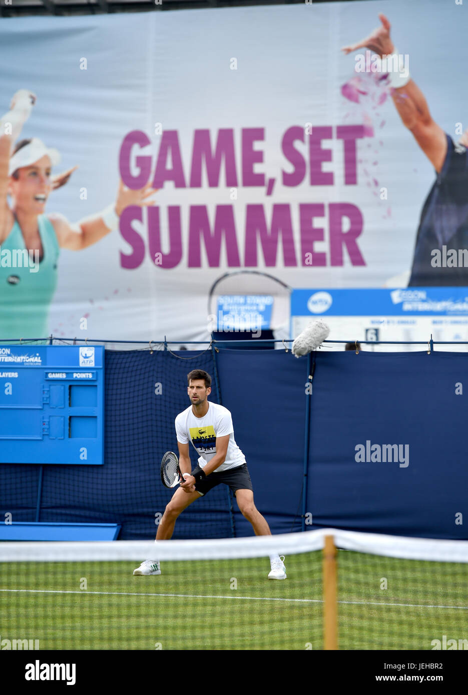 Novak Djokovic practicar en el Aegon International Tennis Tournament en Devonshire Park en Eastbourne East Sussex, Reino Unido. 25 Jun 2017 Foto de stock