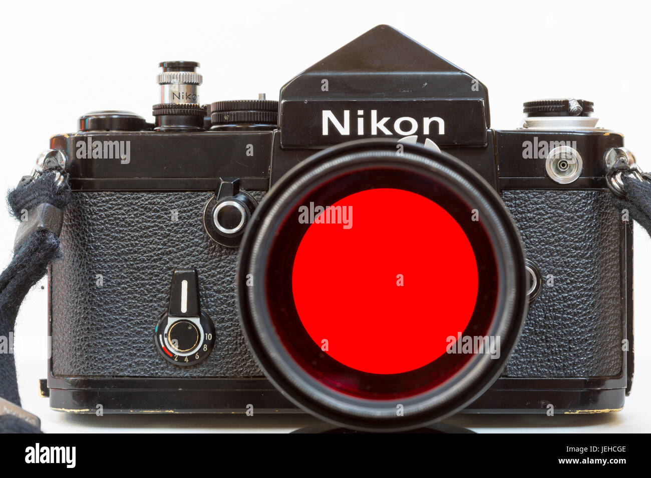 Una cámara Nikon F2 con un filtro rojo en una lente de 135 mm. Tal como se utiliza en los 1970's. Foto de stock
