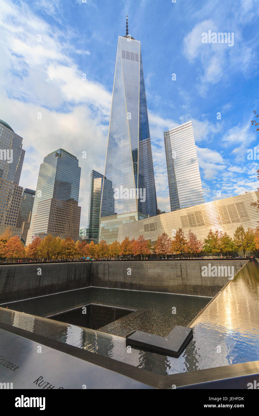 El One World Trade Center buildin con piscina Foto de stock