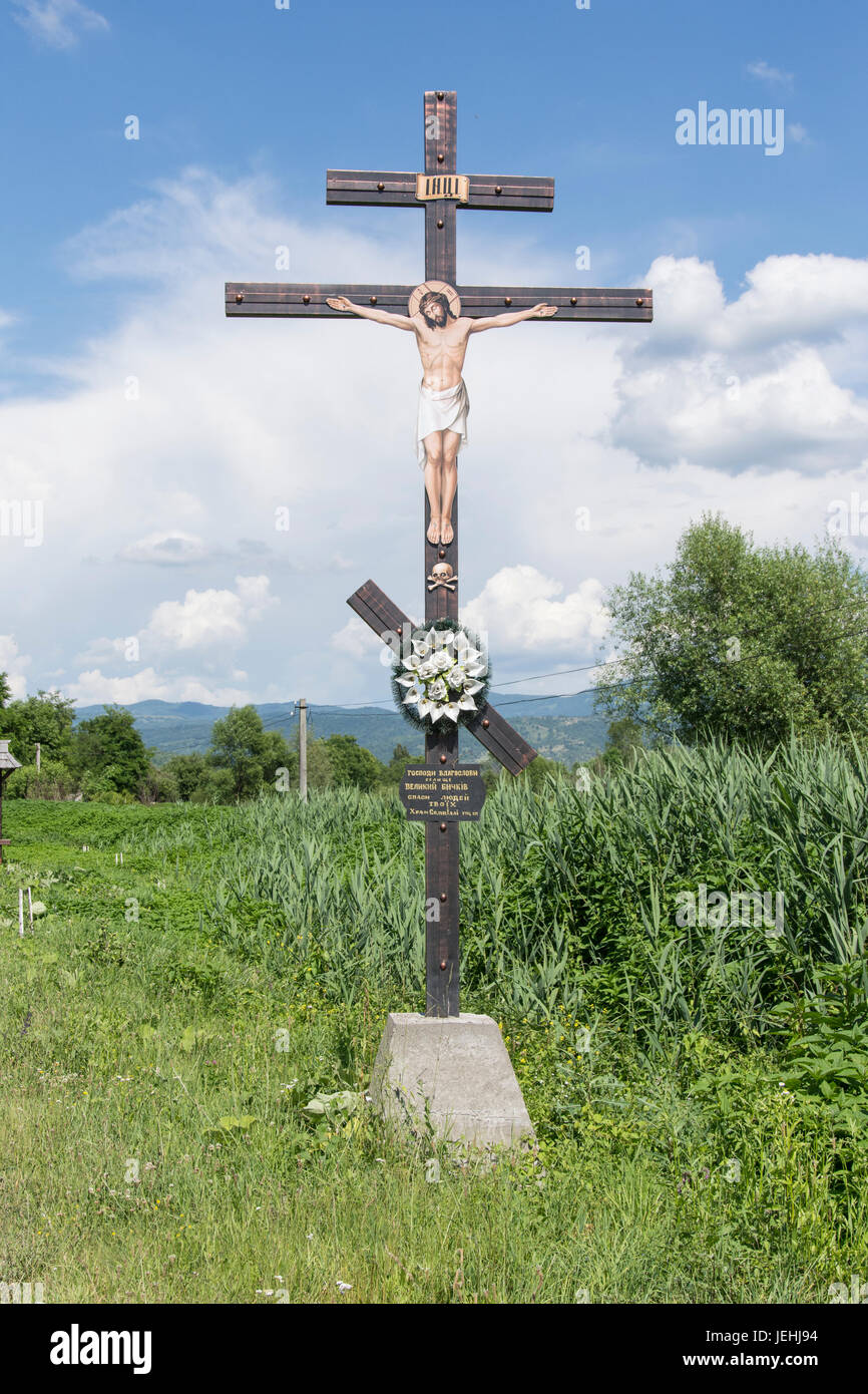 Un crucifijo Horthodox al borde de una carretera rural en Ucrania Foto de stock