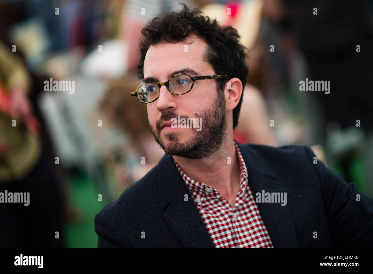 Jonathan Safran Foer , novelista americano, mejor conocido por sus novelas todo está iluminado Jonathan Safran Foer , novelista americano, mejor conocido por sus novelas todo está iluminado