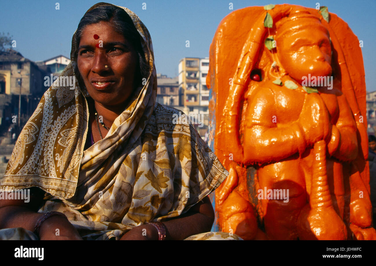 La India, Maharashtra, Nasik, Mujer devoto junto al santuario dedicado a Hanuman el dios mono. Foto de stock