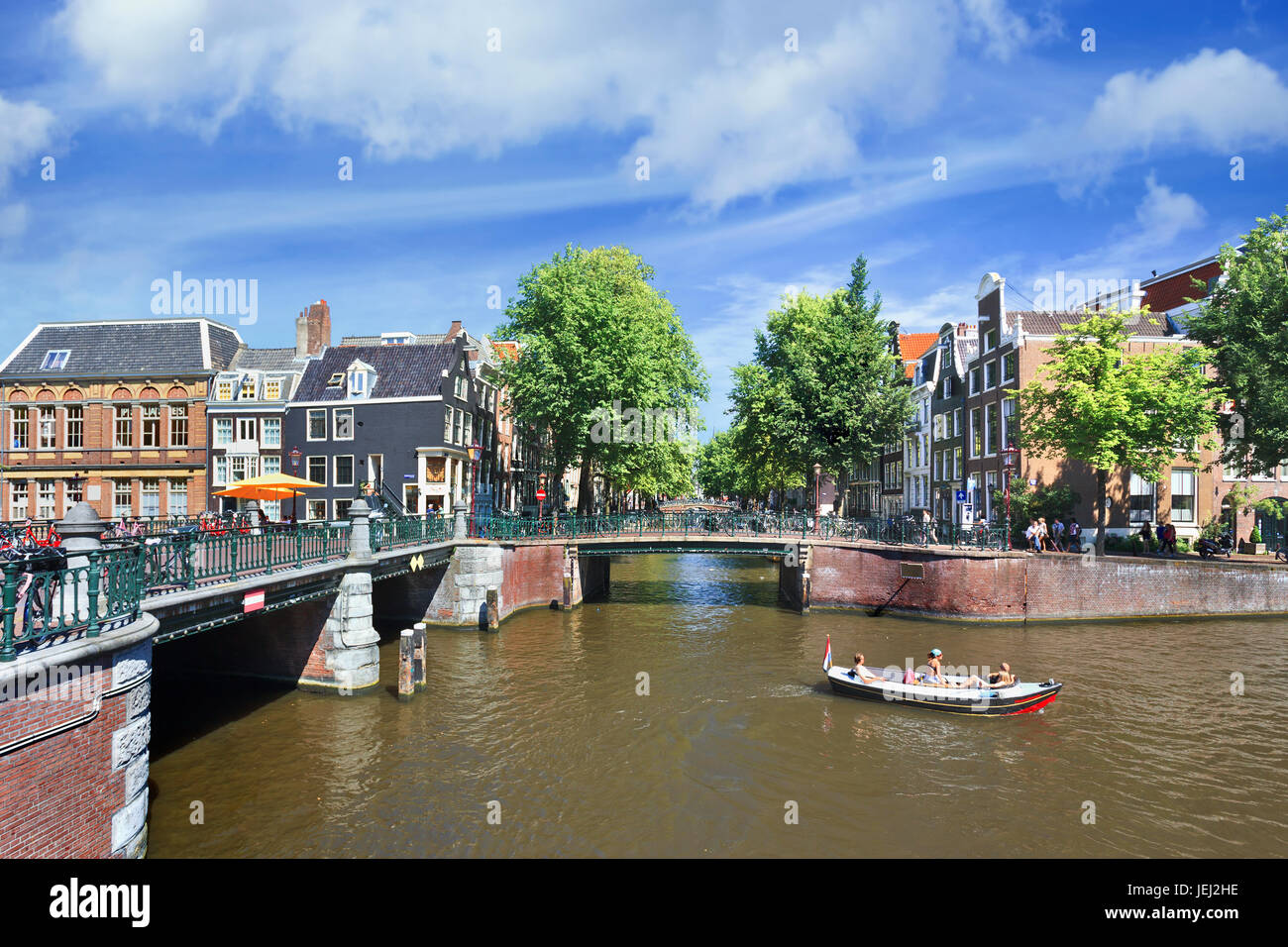 AMSTERDAM-AGO. 18, 2012. Canal y puentes Amsterdam. Es conocida como  Venecia del Norte, su cinturón de canales fue finalmente añadido a la lista  de patrimonio mundial Fotografía de stock - Alamy