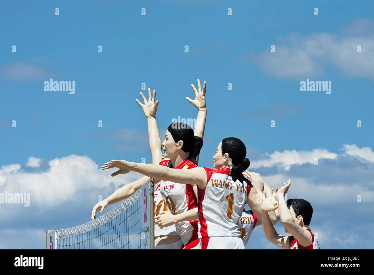 BEIJING – 31 DE AGOSTO DE 2008. Esculturas de atletas olímpicos chinos exhibidas en el Parque Yuyuantan contra un cielo azul con nubes. Foto de stock