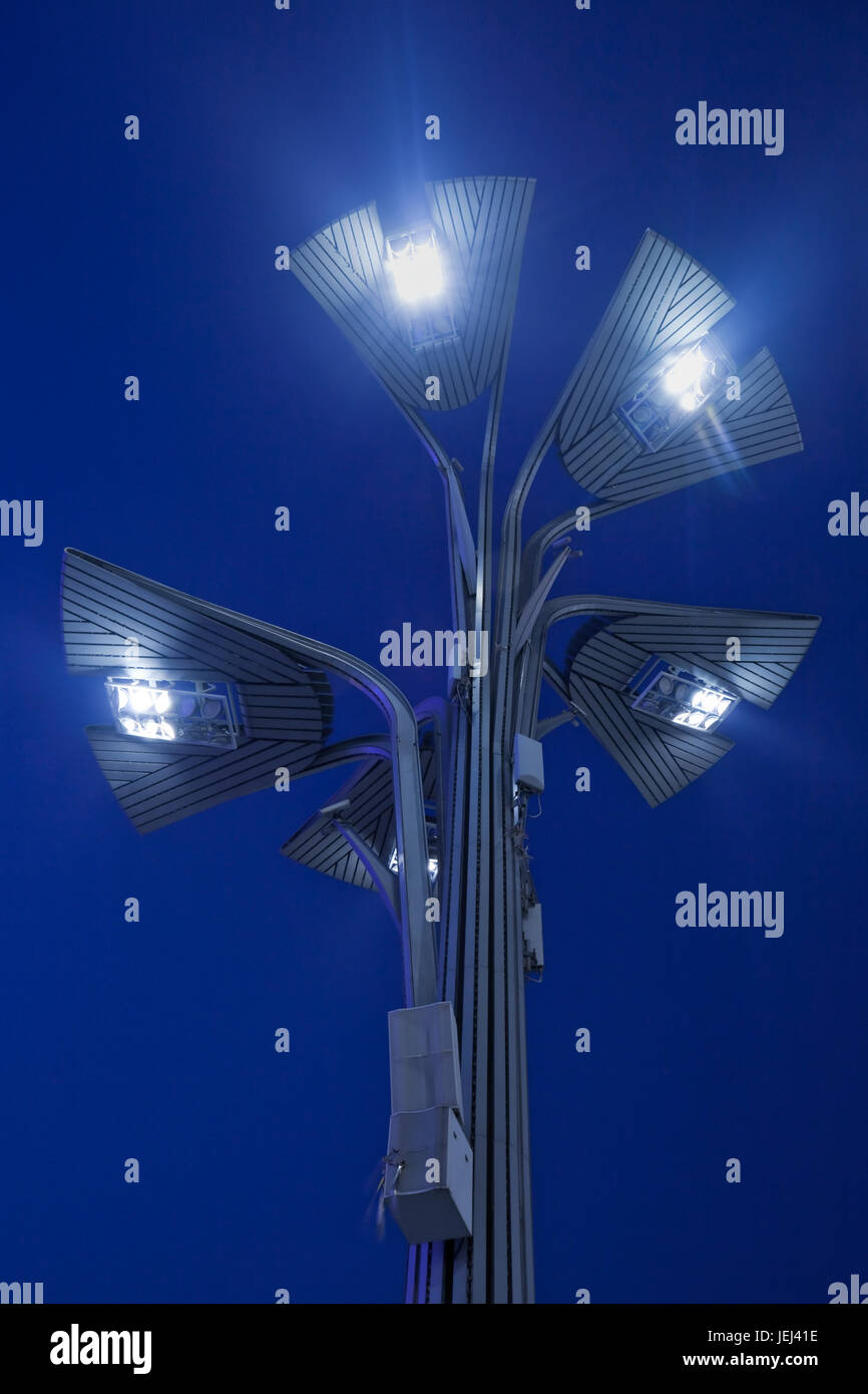 BEIJING - AGOSTO 22. Iluminación LED con forma única en el Parque Olímpico de Beijing. En comparación con la iluminación convencional, su ahorro de energía es del 60%. Foto de stock