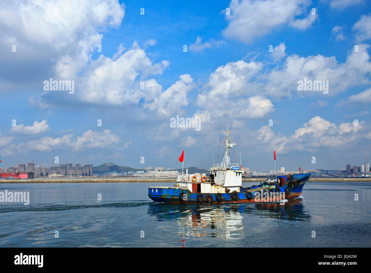 DALIAN-CHINA-NOV 3, 2012. Barco de pesca. La ciudad, frente al mar de Bohai  y el mar Amarillo, ha crecido de un pueblo de pescadores a un importante  puerto marítimo Fotografía de stock -