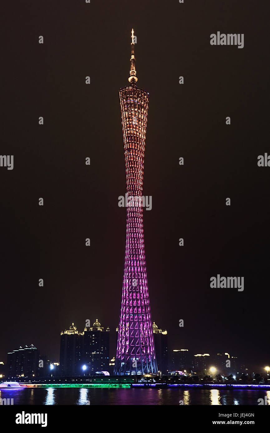 GUANGZHOU-FEB. 21, 2012. Torre de TV por la noche en Guangzhou. Comenzó a funcionar el 29 de septiembre de 2010 y con 600 metros es la estructura más alta de China. Foto de stock