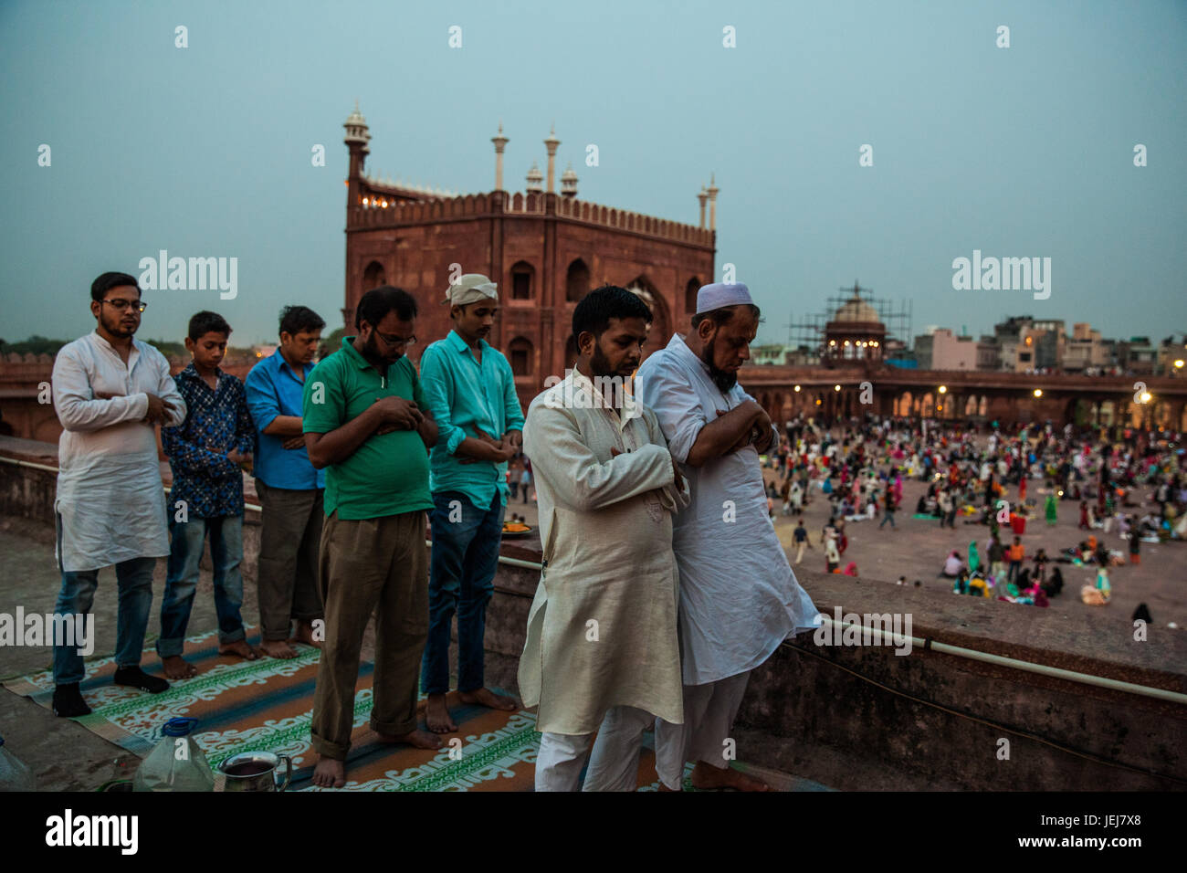 Nueva Delhi, India. 25 junio, 2017. Las personas ofreciendo oraciones en el último día del Ramadán en Jama Masjid de Nueva Delhi, India. Crédito: Abhishek Bali/Alamy Live News. Foto de stock