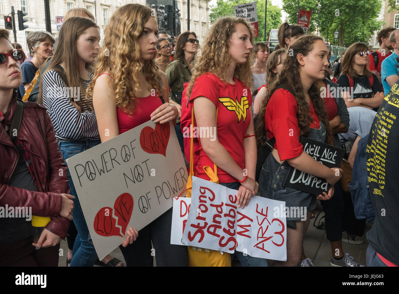 Londres, Reino Unido. 24 de junio de 2017. durante un mitin en Downing St contra los Tories y sus conversaciones con el DUP para proporcionar apoyo para el gobierno de la minoría. Muchos manifestantes fueron en color rojo para la sangre de vidas perdidas, sin acceso a los derechos reproductivos, de quienes perdieron sus vidas en la torre Grenfell porque se consideró que eran demasiado pobres o negro necesitando viviendas seguras, de las personas con discapacidad, que han muerto a causa de los cortes y evaluaciones injustas, de civiles inocentes bombardeados por los terroristas en el extranjero y aquí, por la sangre derramada en Irlanda del Norte antes de que el proceso de paz y para la decisión de apostar los derechos, h Foto de stock