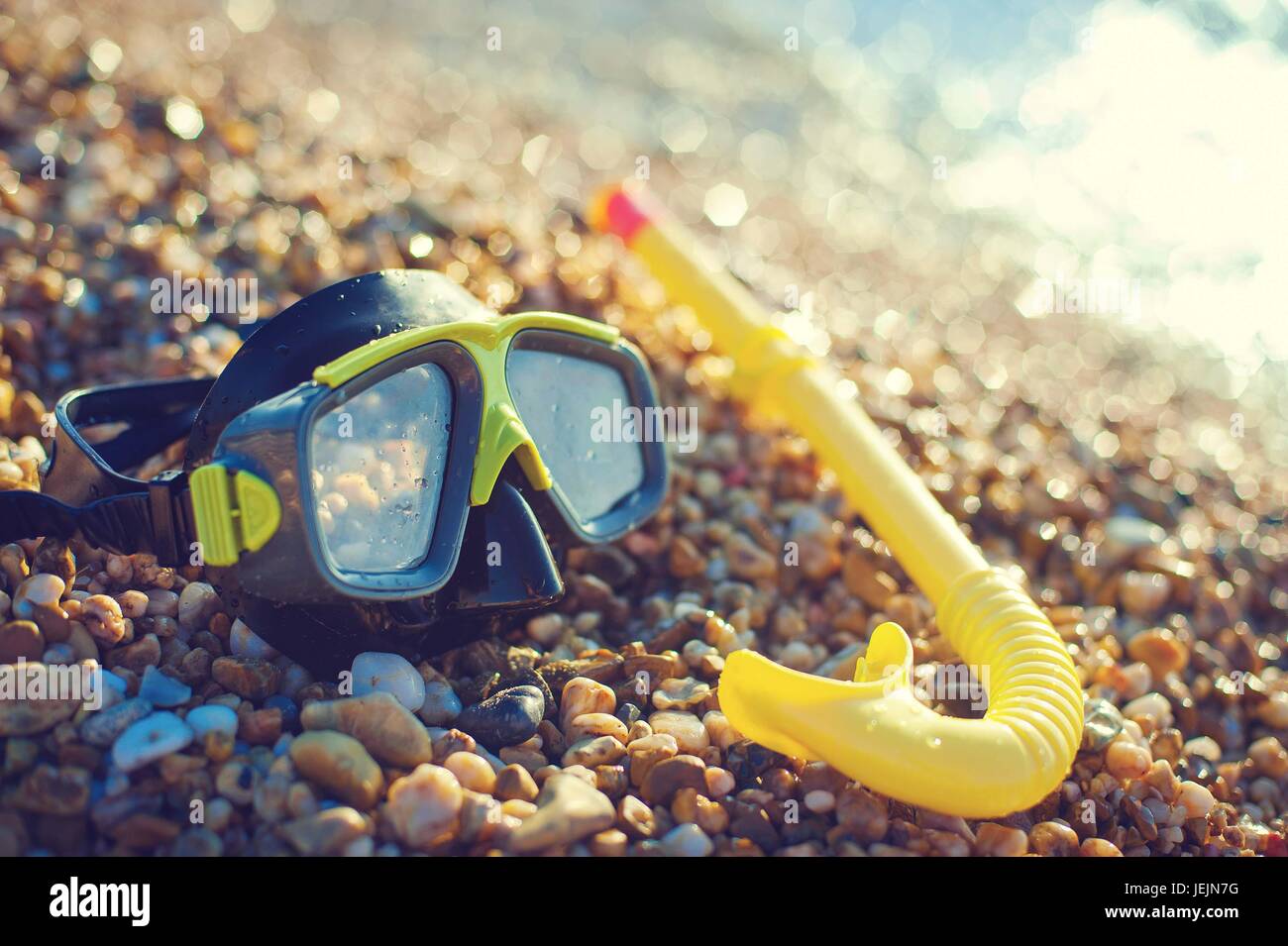 - Concepto de buceo y snorkel máscara negra en Pebble Beach Foto de stock
