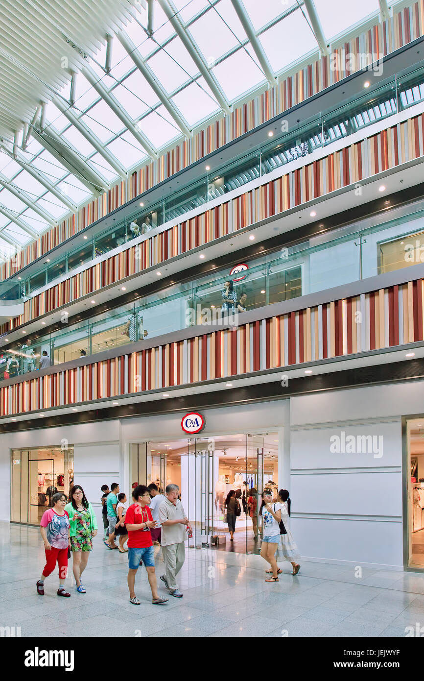 BEIJING-18 DE JULIO DE 2015. C&A Livat centro comercial. C&A es un minorista holandés de ropa, muy popular en los países Bajos durante más de cinco décadas Fotografía de stock -