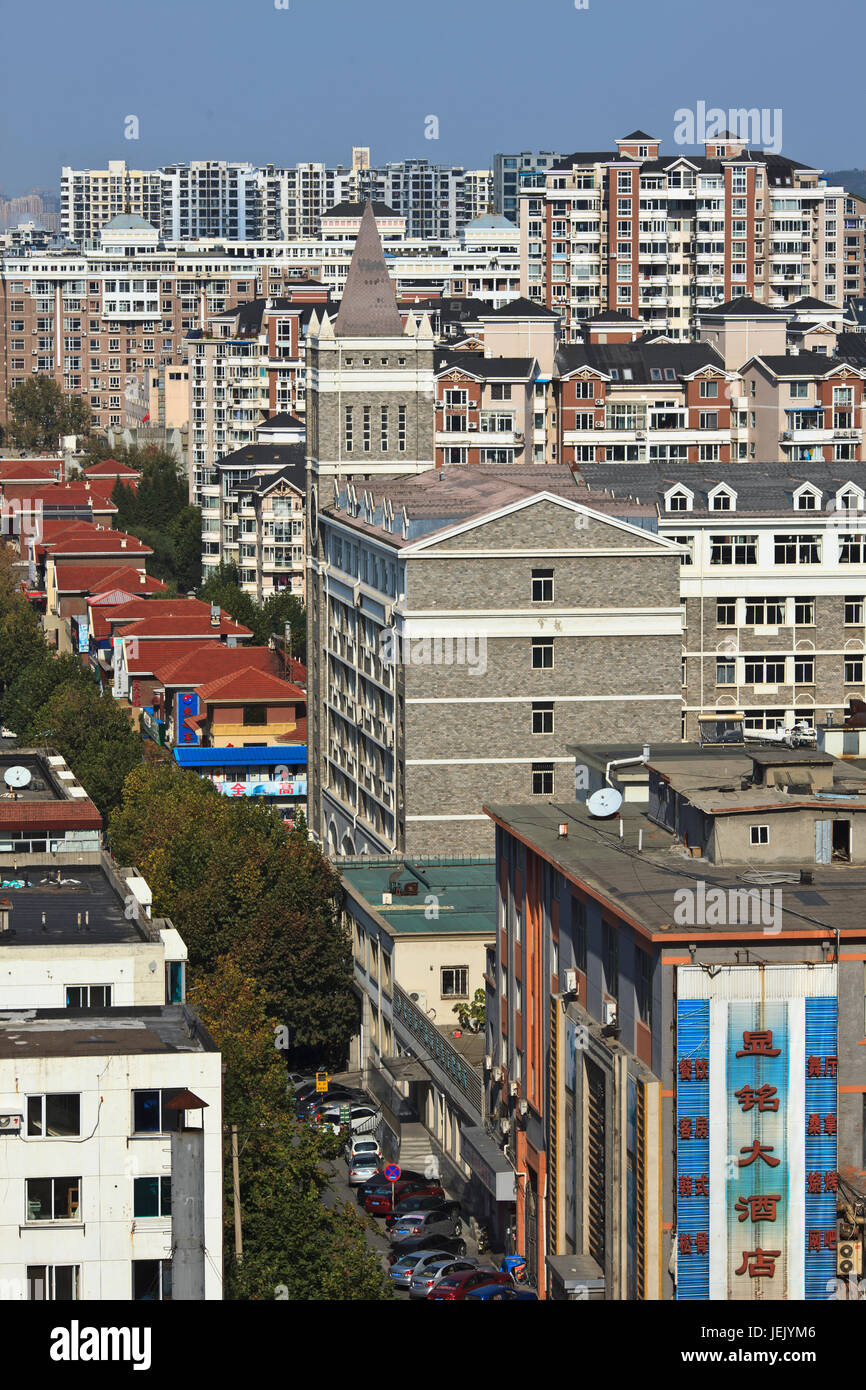DALIAN-NOV 1. El paisaje urbano de Dalian. Con 1700 personas por KILÓMETRO  cuadrado Dalian ocupó el puesto 33 en la lista de las “ciudades Más Grandes  del mundo clasificadas por población Fotografía