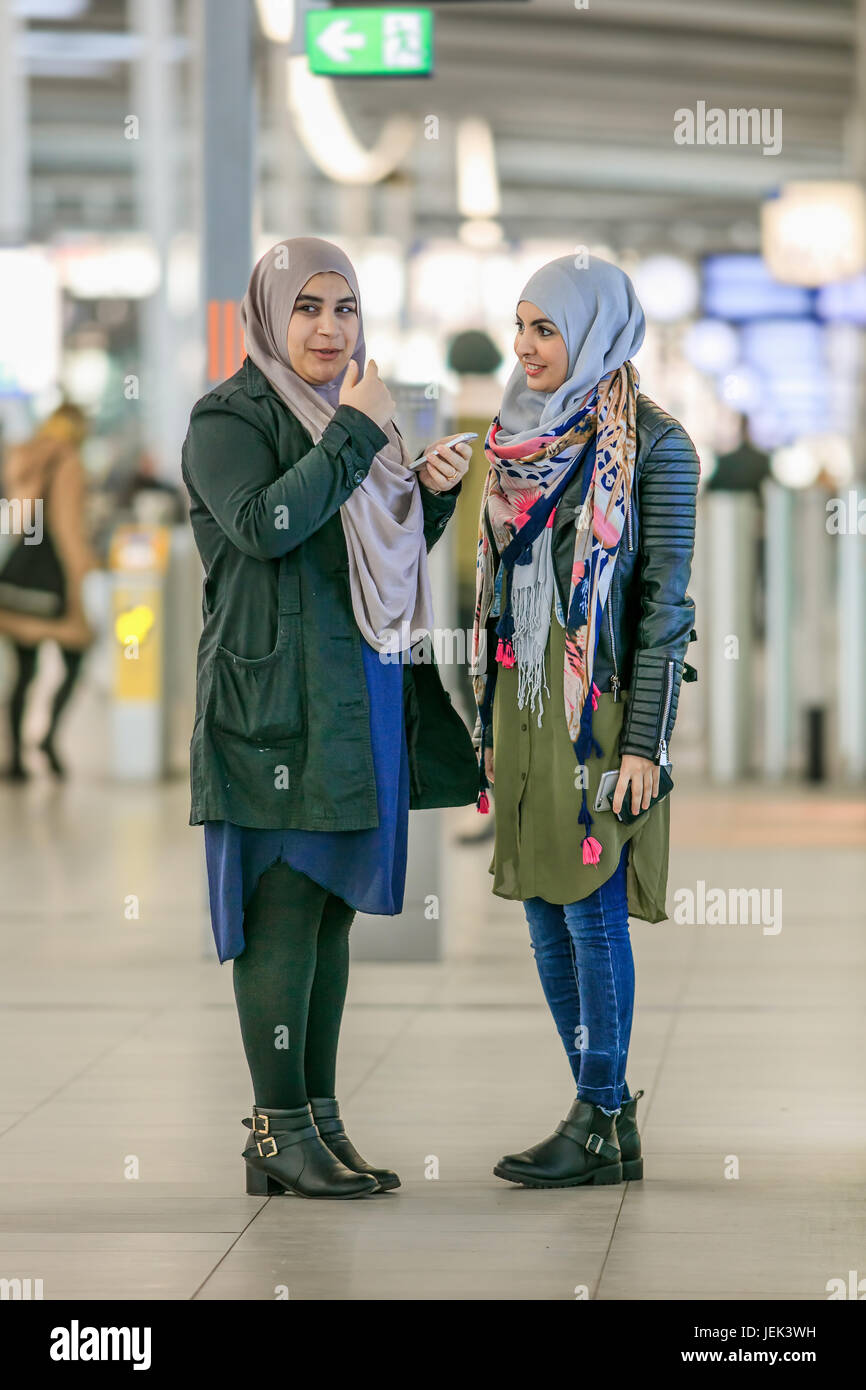 UTRECHT-Marzo 2, 2017. Las mujeres con velo islámico. Cubrirse la cabeza  son comunes en los países islámicos y a las mujeres musulmanas que viven en  el exterior Fotografía de stock - Alamy