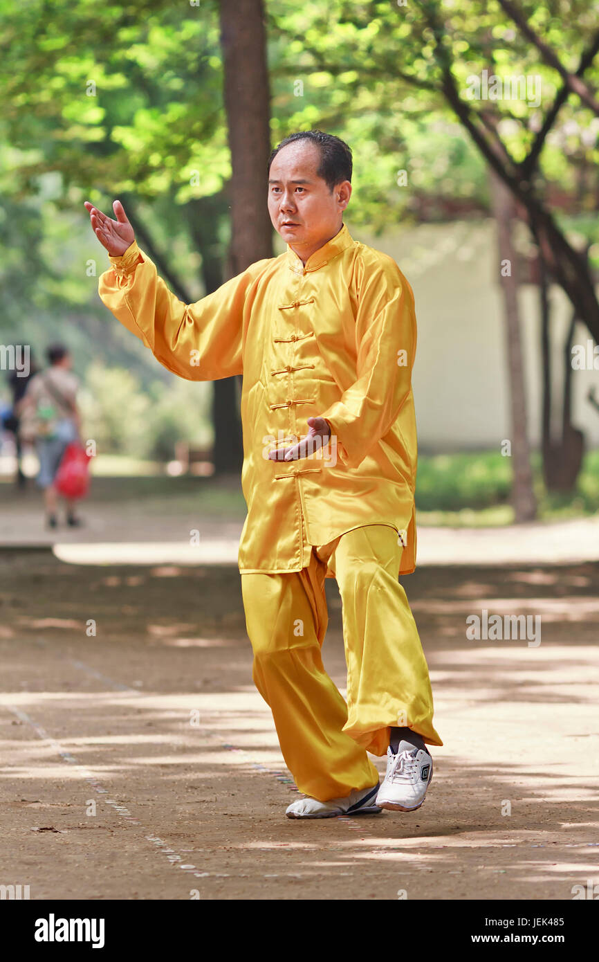 XI'AN-21 de mayo. Hombre chino practicar Tai Chi. Tai Chi Chuan significa  'Supreme Puño final" y es un popular arte marcial en China practica tanto  para auto Fotografía de stock - Alamy
