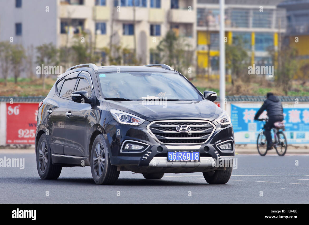 Hyundai IX 35 SUV negro en la calle. Venta de coches Hyundai en China  aumentó 11,2 por ciento en 2015, manteniendo una tendencia ascendente de la  marca de Corea del Sur Fotografía